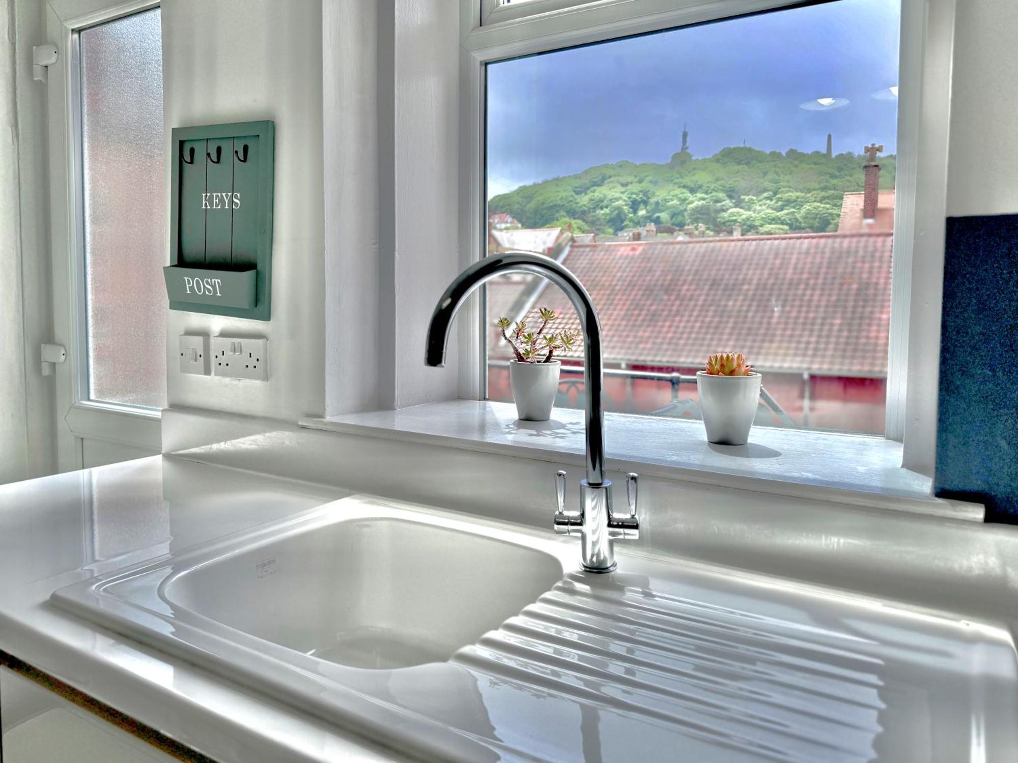 Apartment Victoria With Free Parking Scarborough Exteriör bild