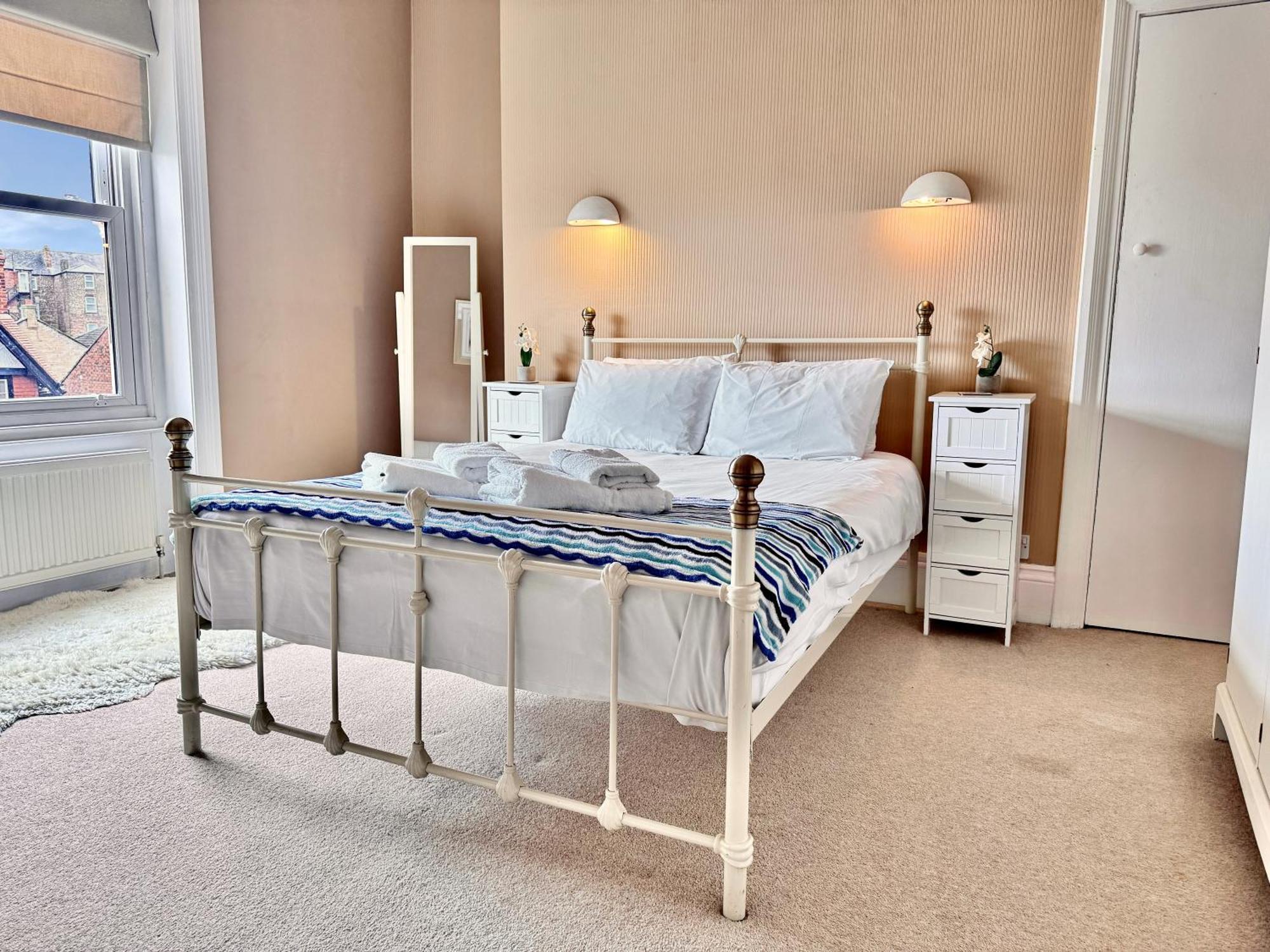 Apartment Victoria With Free Parking Scarborough Exteriör bild