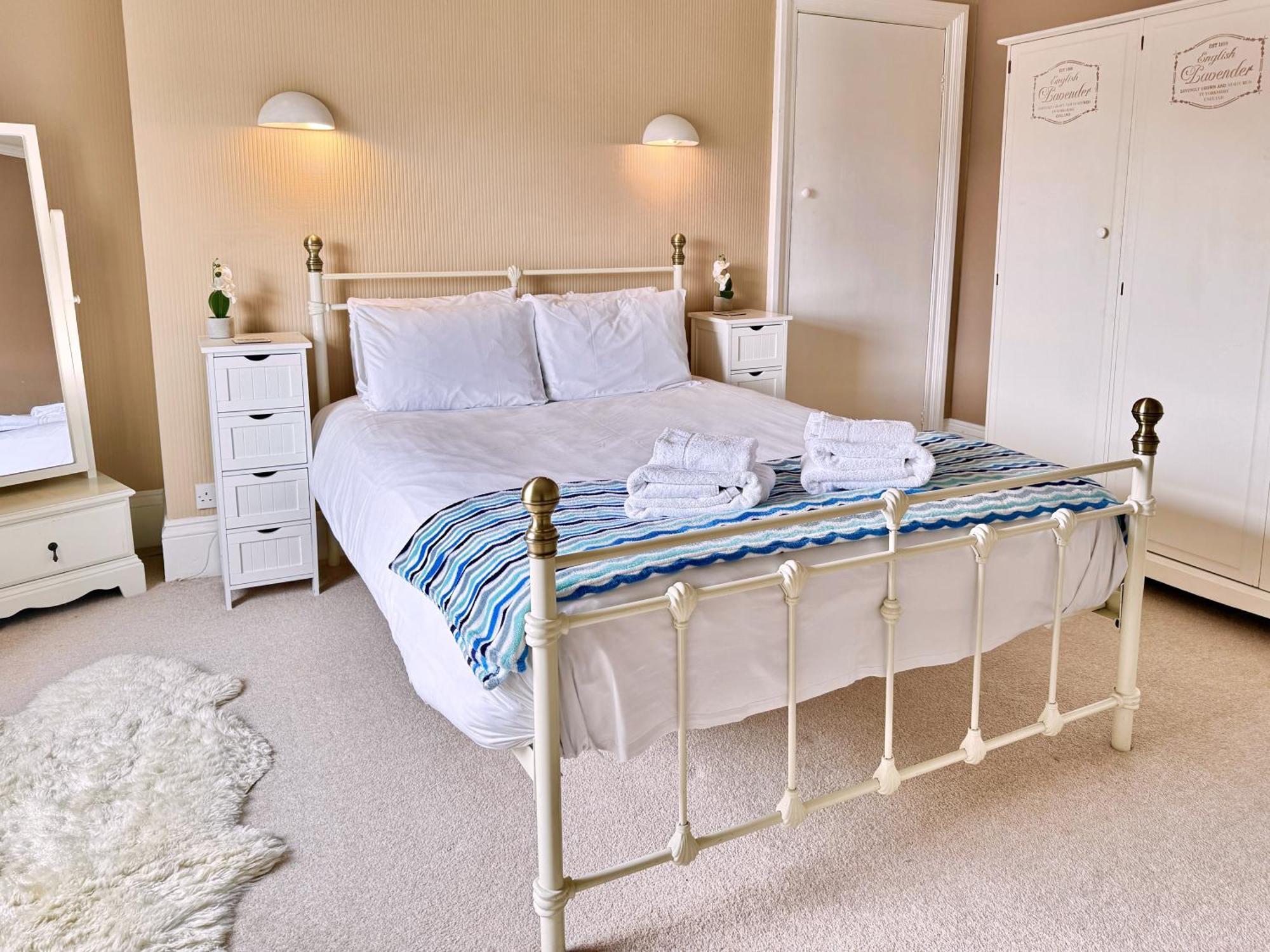 Apartment Victoria With Free Parking Scarborough Exteriör bild