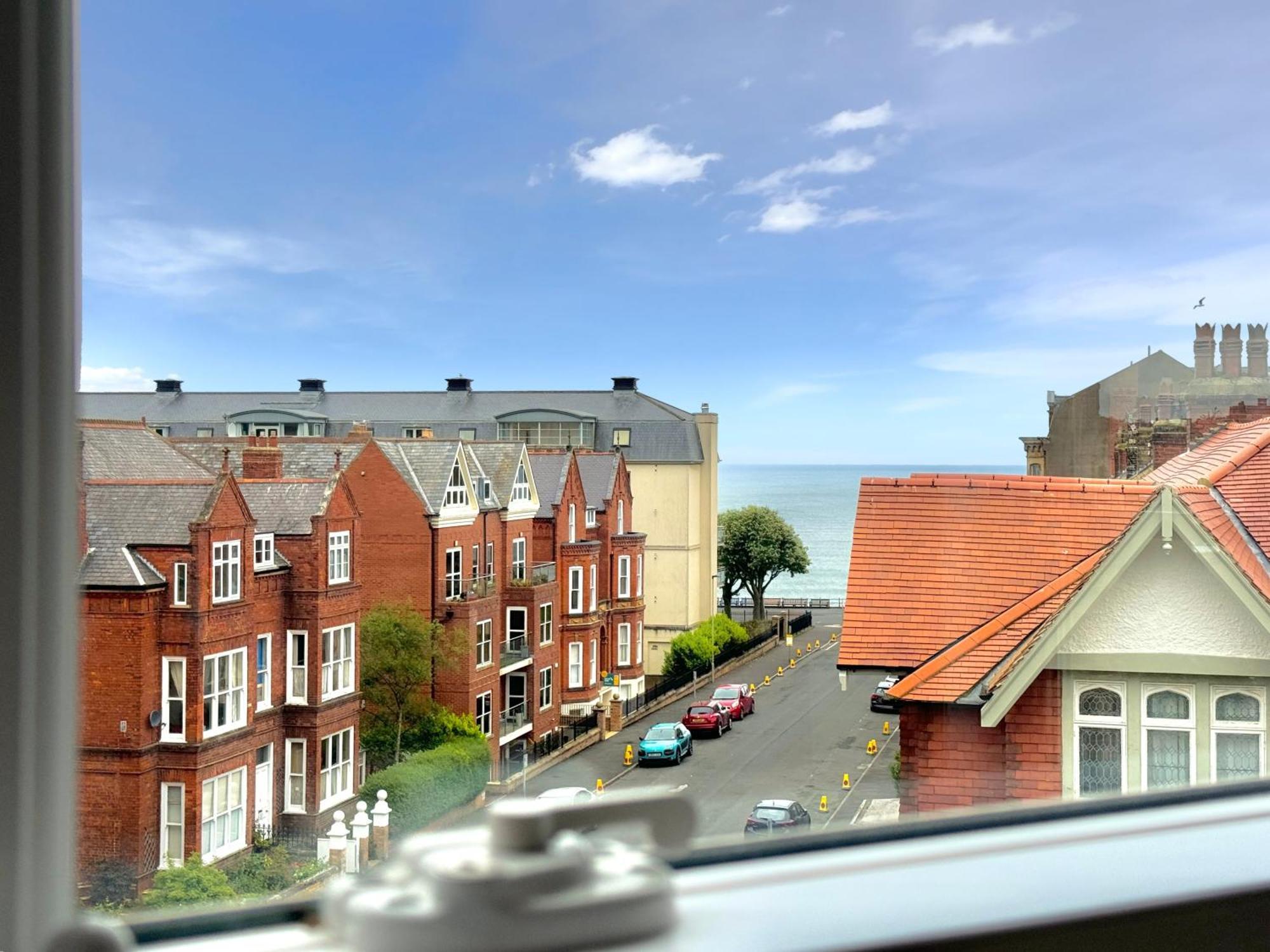 Apartment Victoria With Free Parking Scarborough Exteriör bild